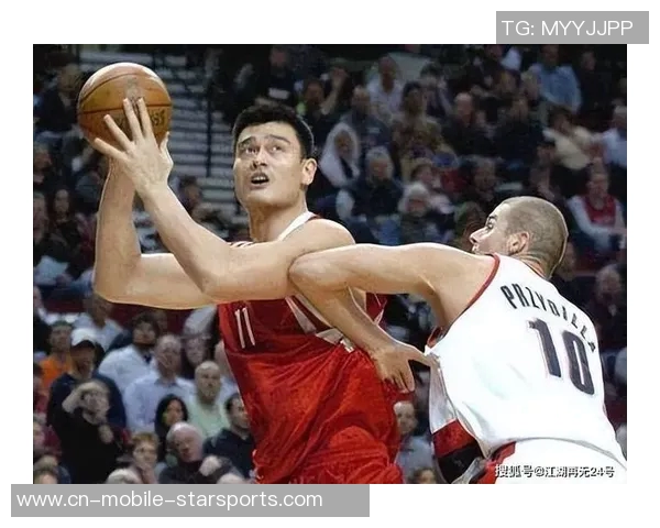 姚明NBA首秀表现平平10分36秒仅得0分2板3犯规令人惋惜